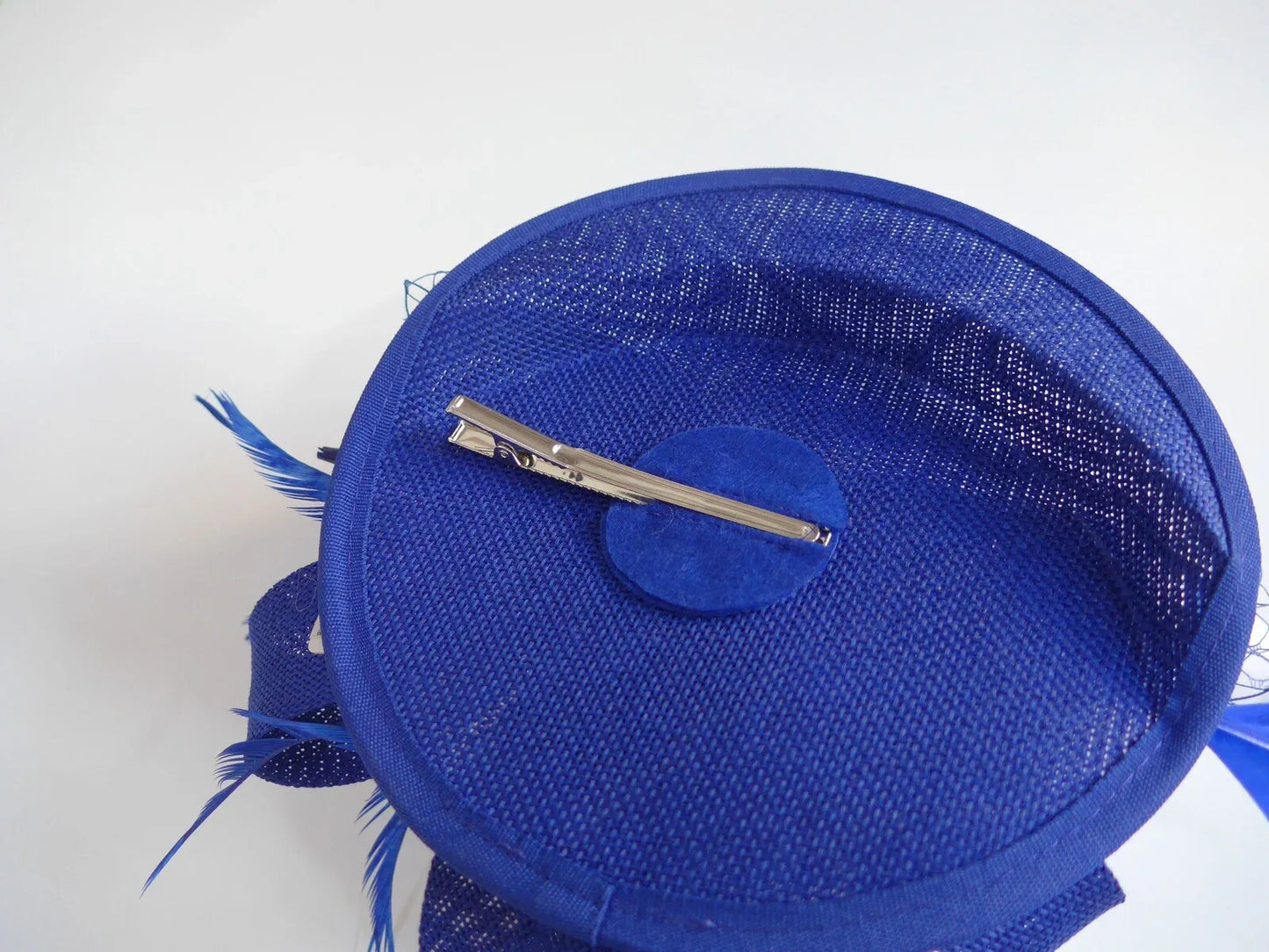 Tocado azulon rafia, plumas y rejilla - PARDALETS