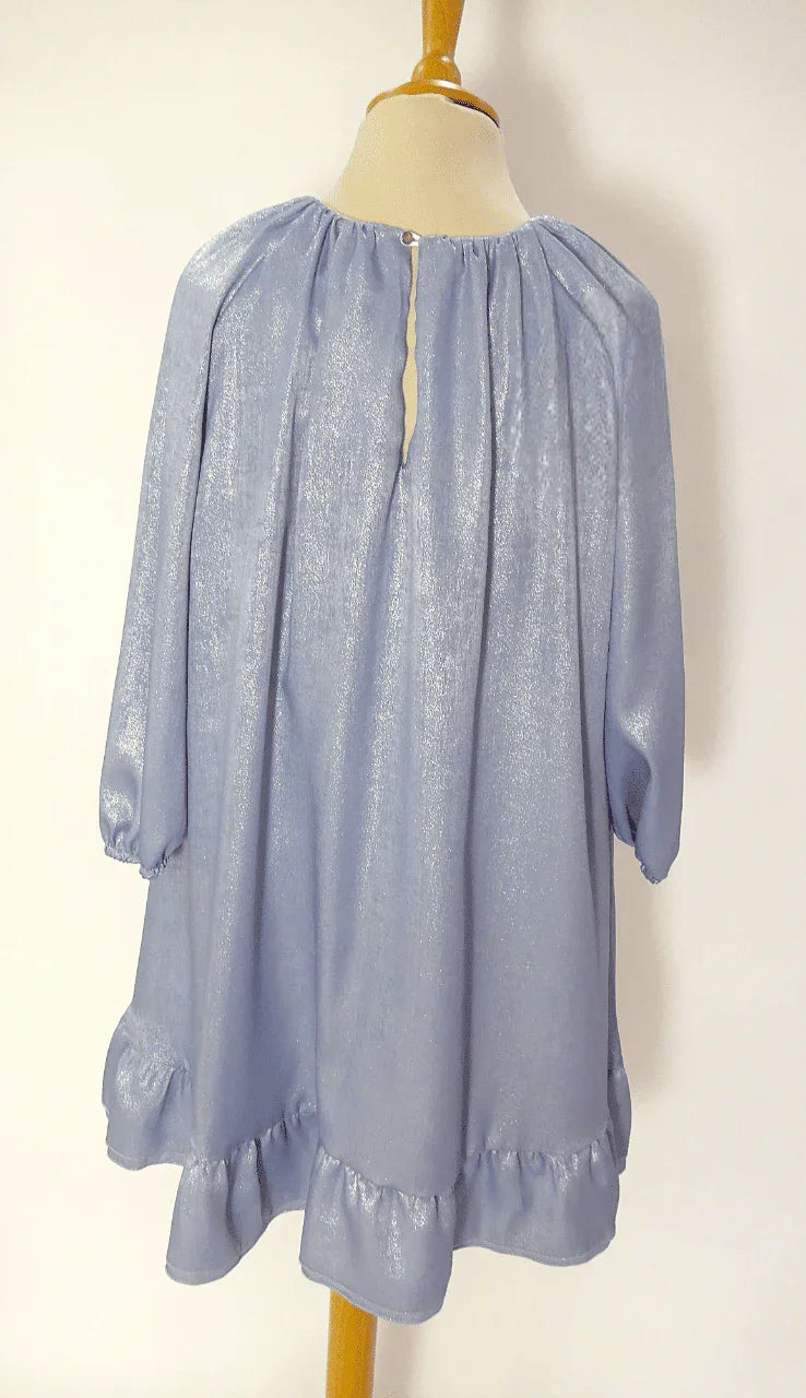 Vestido azul brillante con broche redondo - PARDALETS