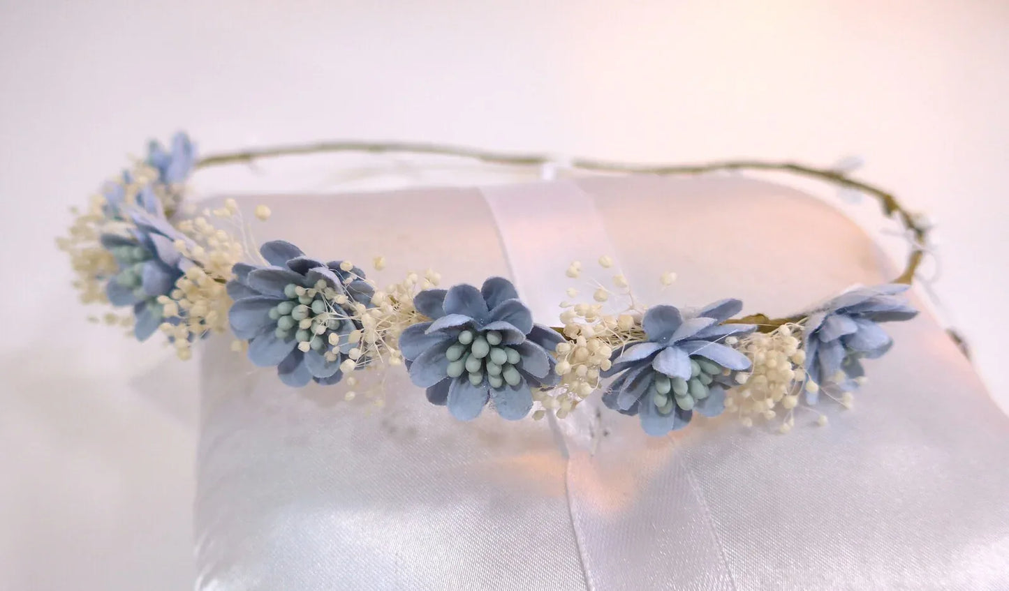 Corona con flores azules y paniculata beig - PARDALETS