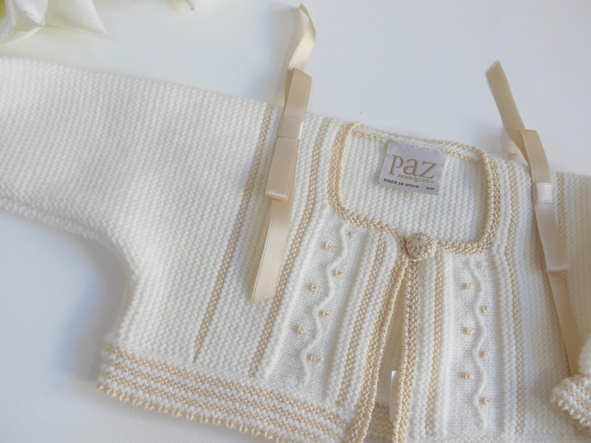 Chaqueta corta lana beig y detalles dorados