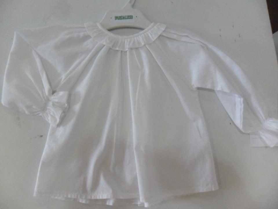 CAMISA BLANCA CON CUELLO VOLANTE