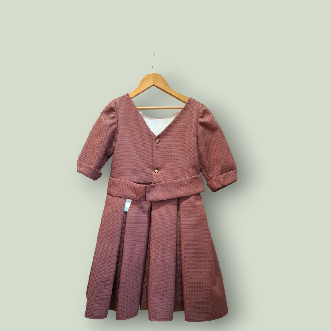 Vestido rosa maquillaje con fajin y broche cristalitos