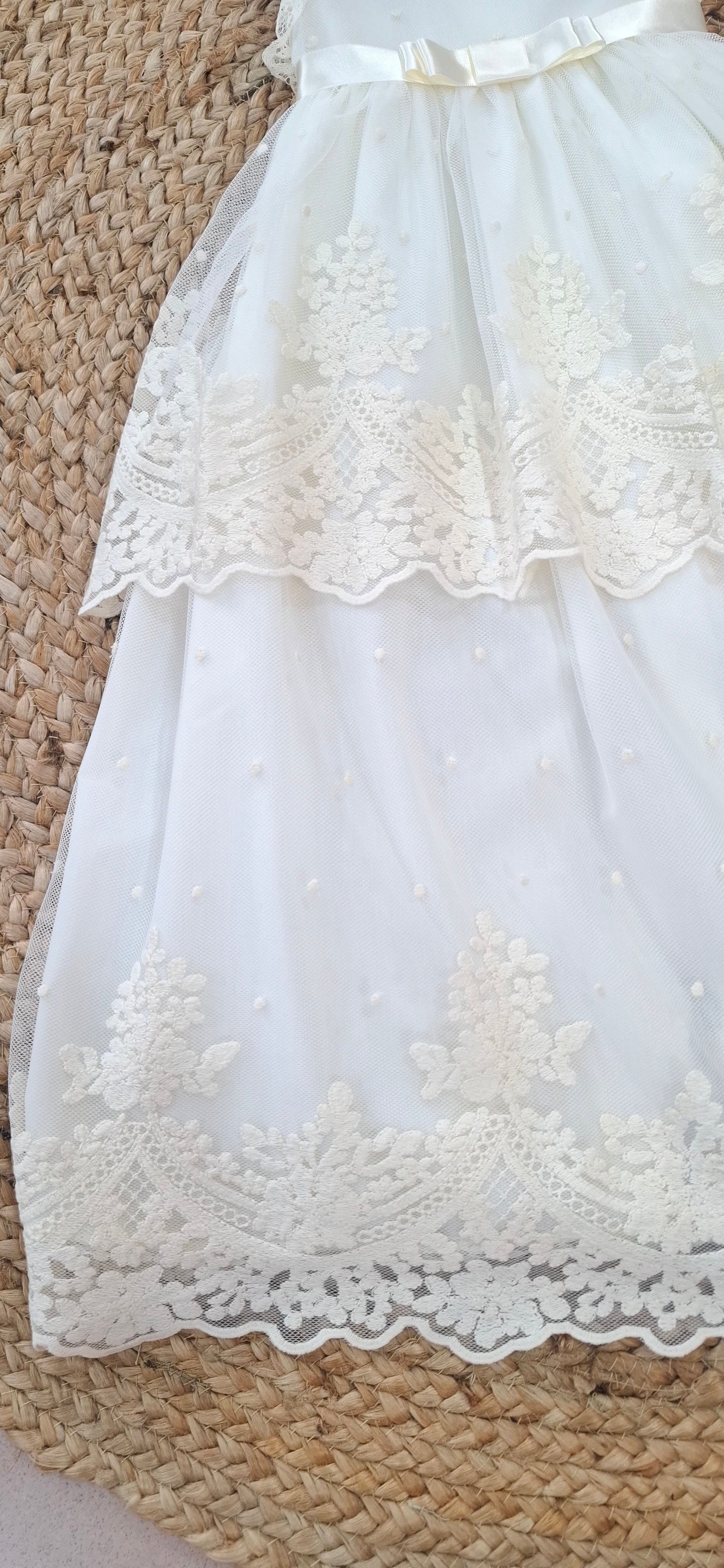 Faldon de tul bordado beig con capota a juego
