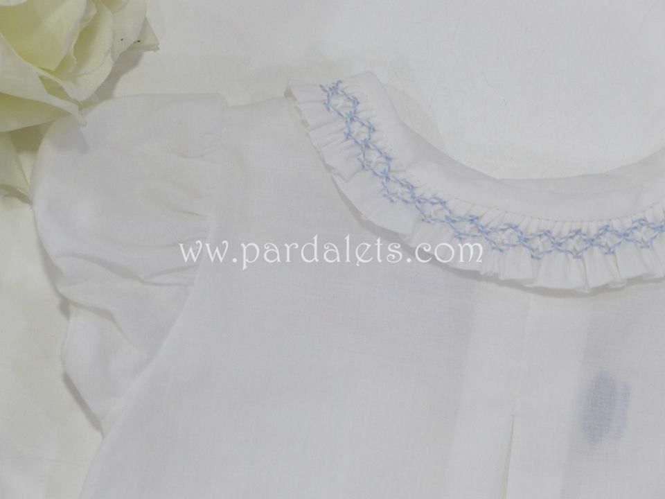Camisa blanca con cuello nido de abeja a mano
