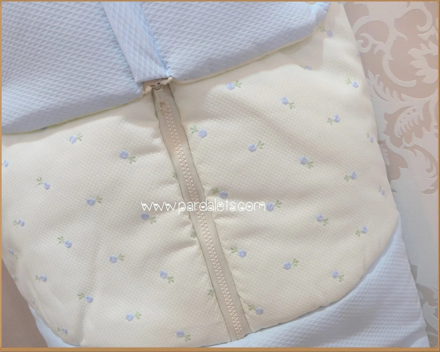 Saco de silla universal azul con flores bordadas - PARDALETS