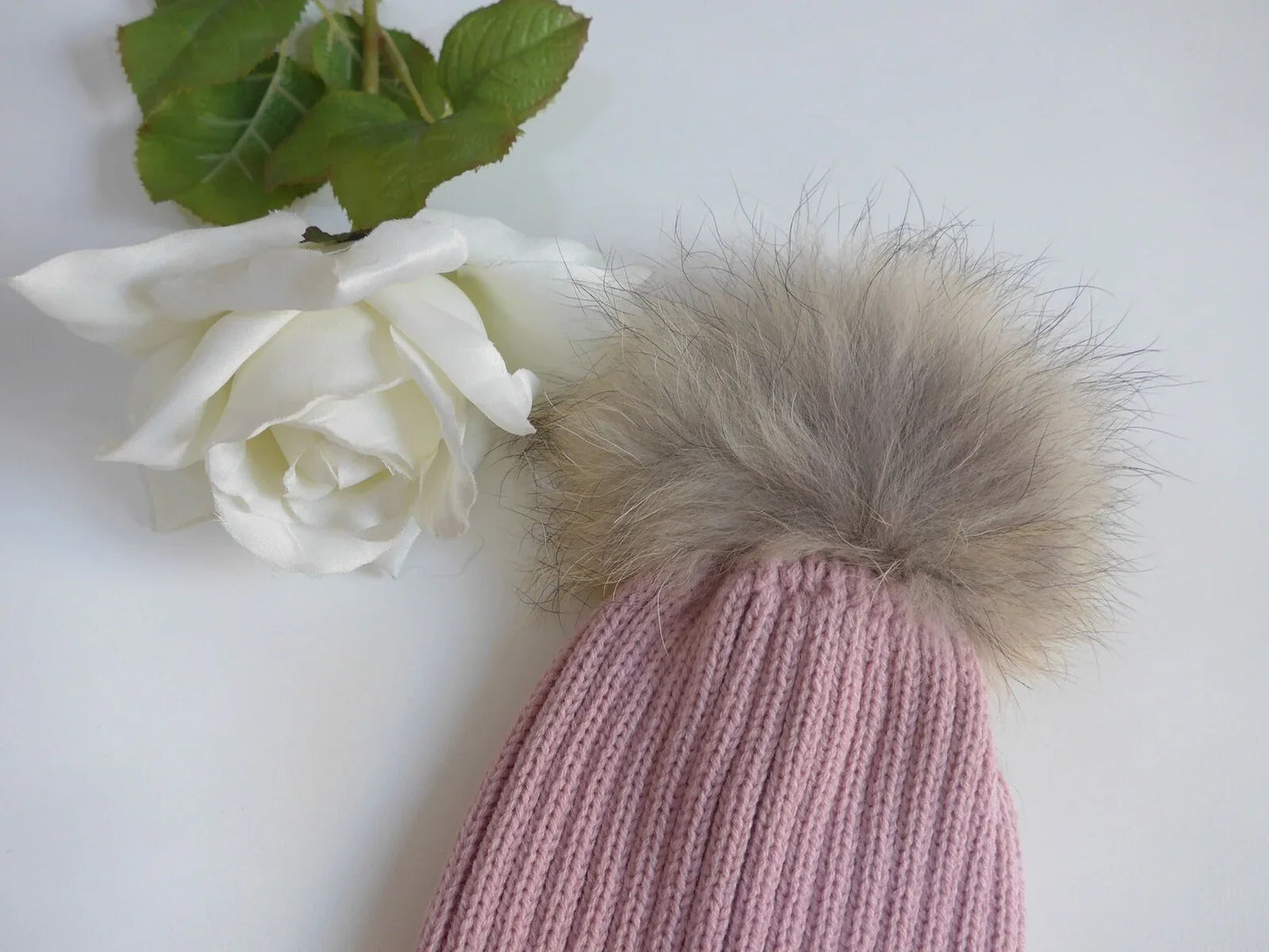 Gorro canale rosa empolvado pompon pelo natural - PARDALETS