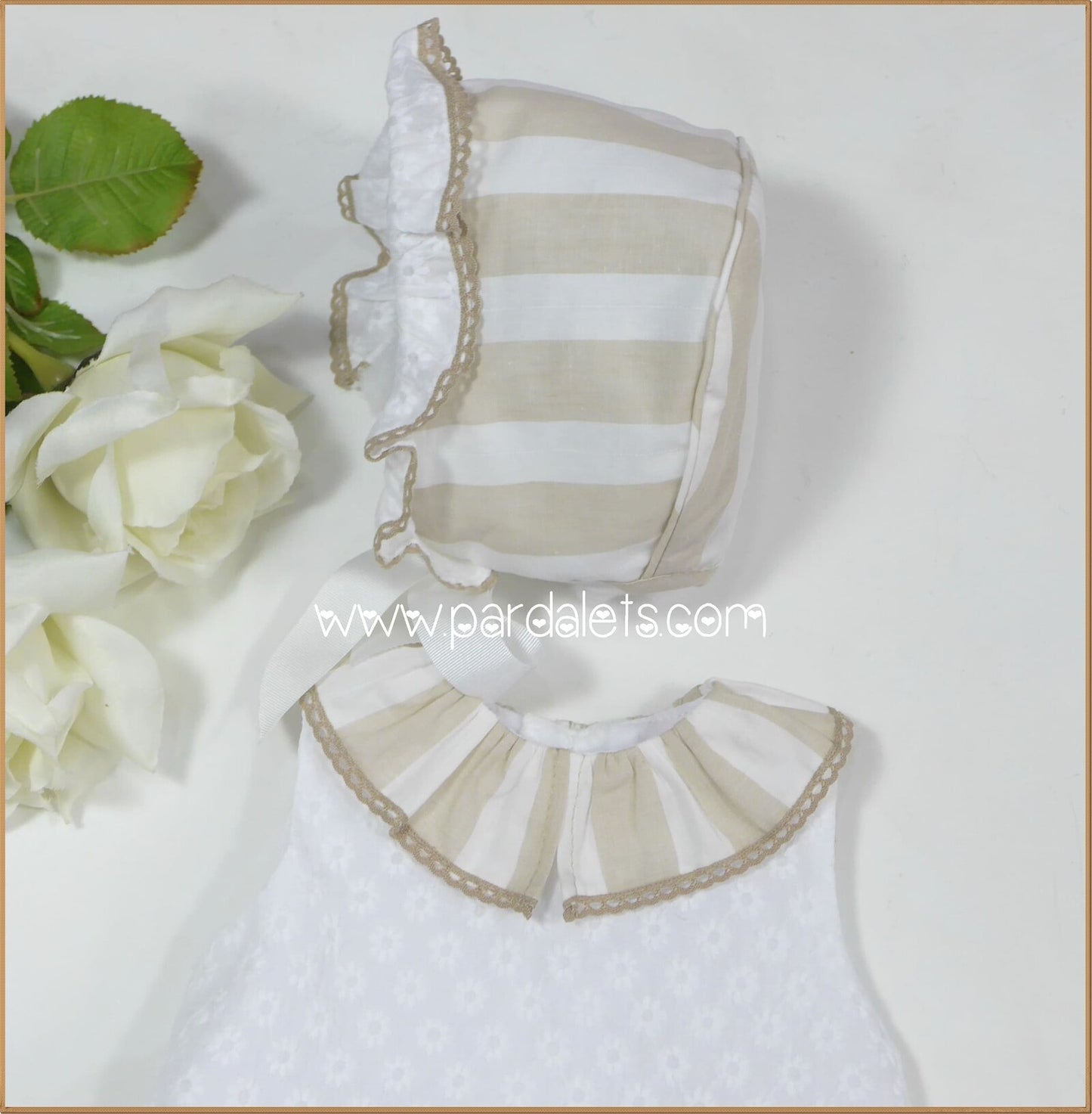 Jesusito batista flores blancas y rayas camel con capota "Nogal"