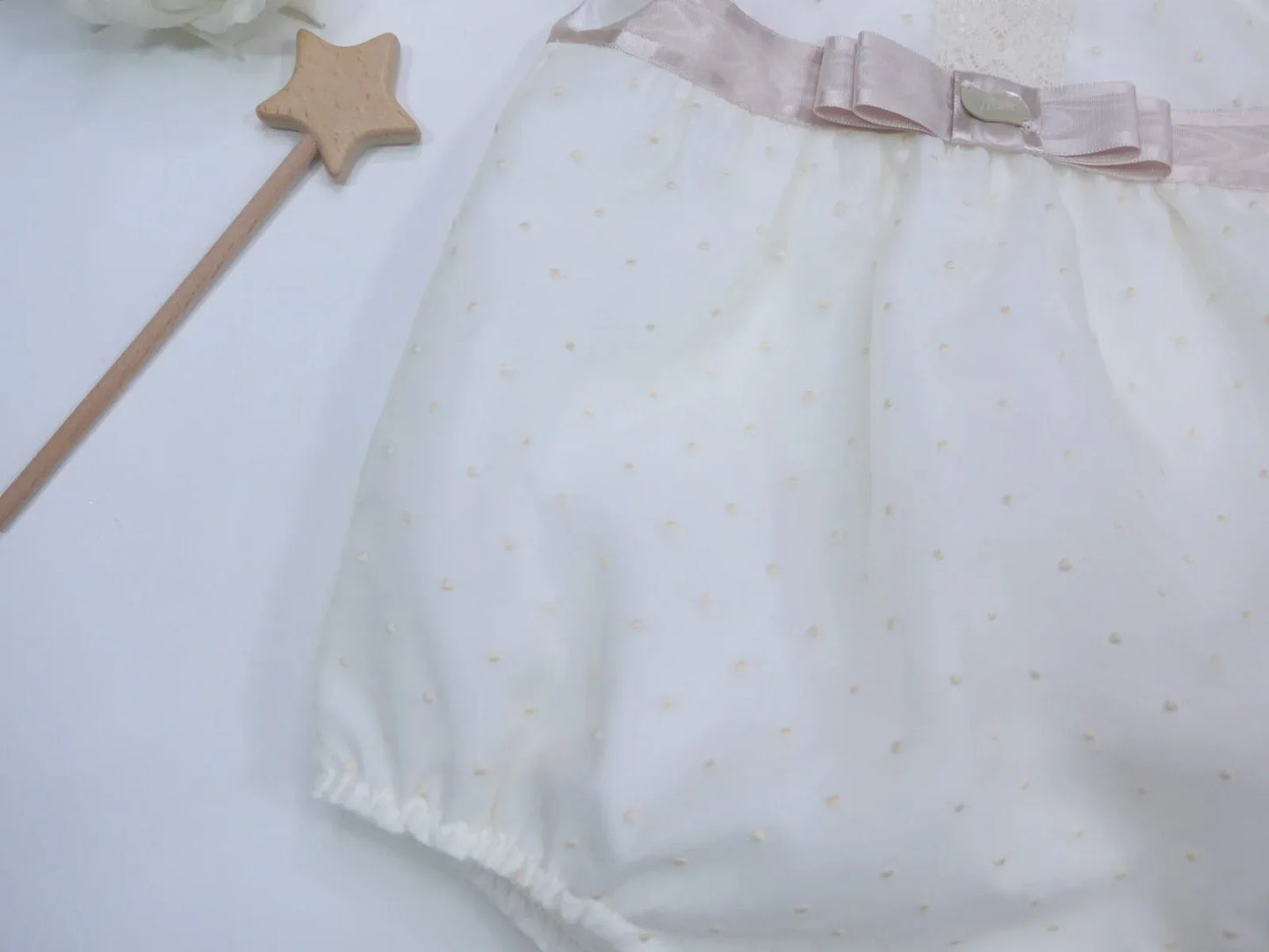 Pelele organza beige bordada cinta de raso tostada - PARDALETS