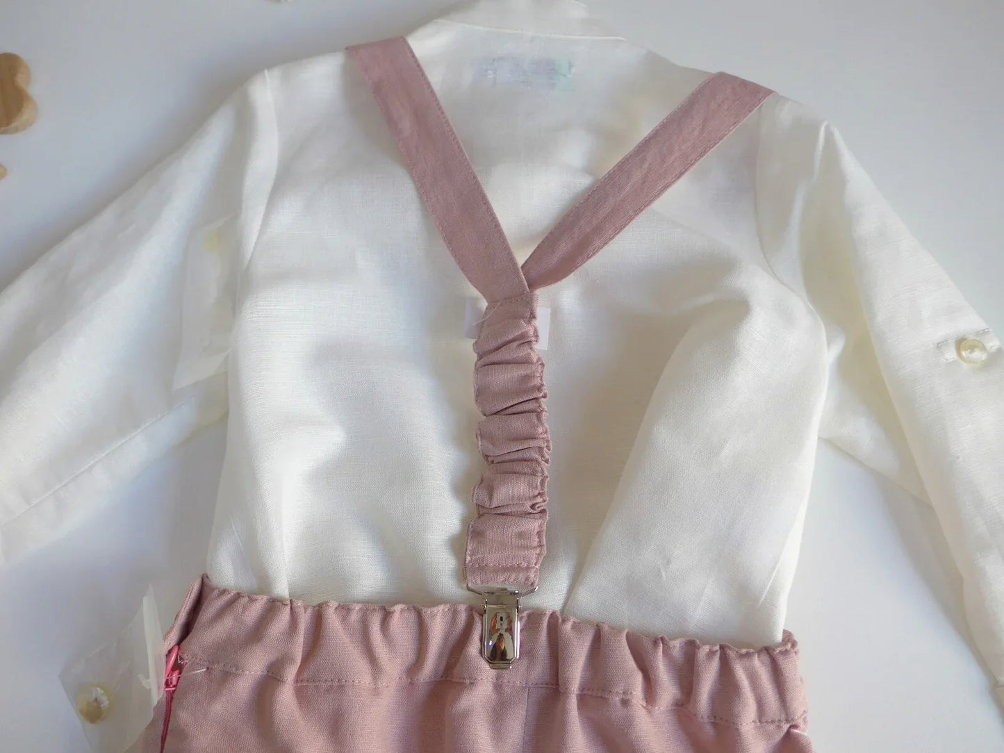 Conjunto camisa, short rosa empolvado, tirantes y pajarita - PARDALETS