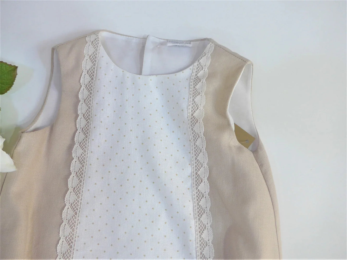 Pelele lino camel con delantero topitos - PARDALETS