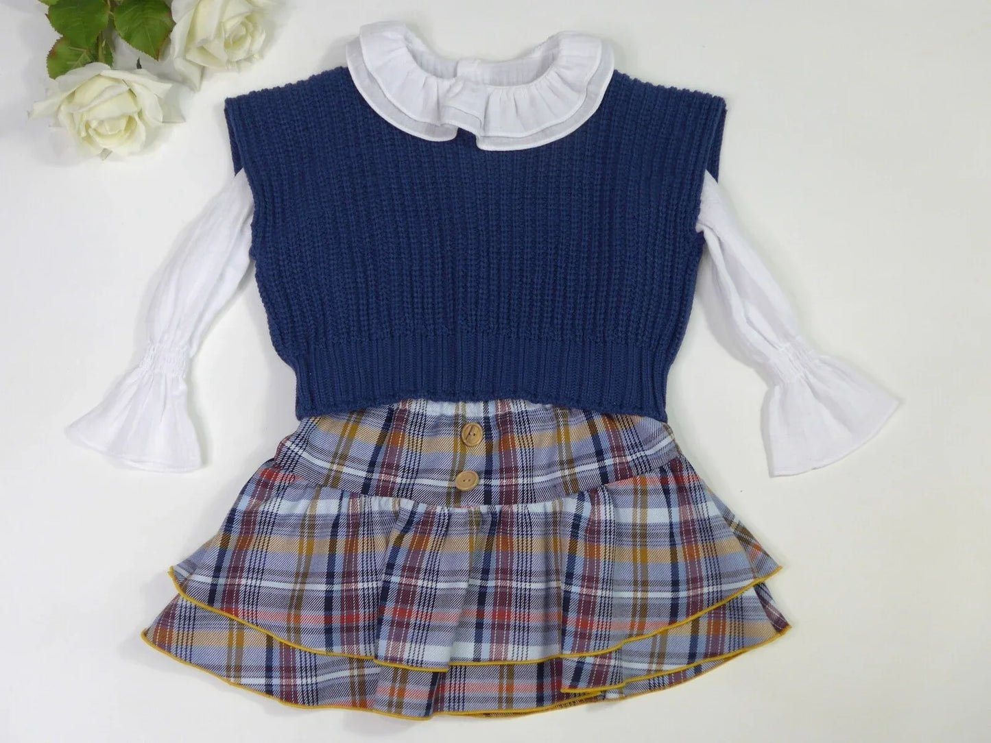 Conjunto blusa blanca, falda cuadros azules y chaleco azul "Enero" - PARDALETS