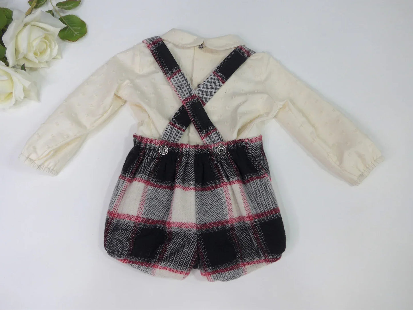 Peto de cuadros negros con tirantes y camisa - PARDALETS