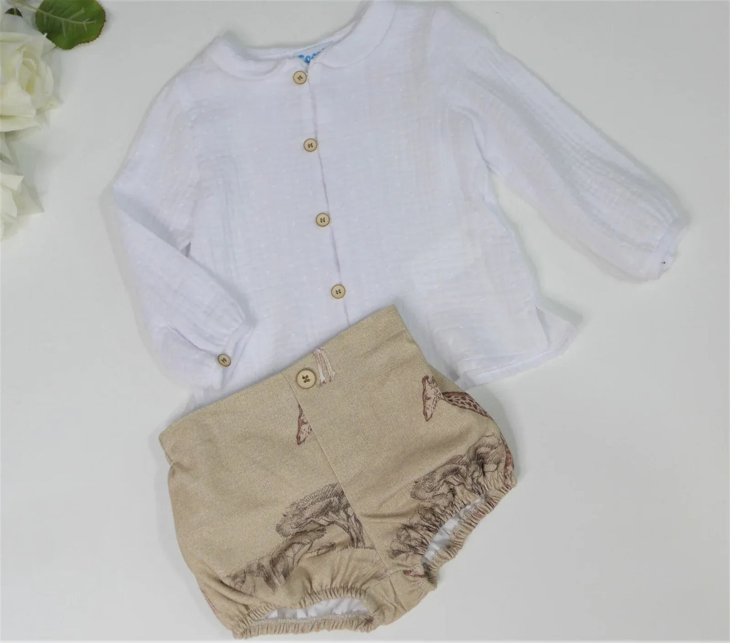 Conjunto rana con estampado de jirafas y camisa blanca - PARDALETS