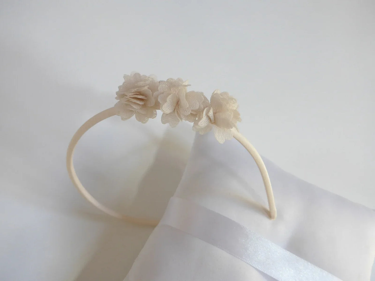 Diadema florecitas beig de bambula - PARDALETS