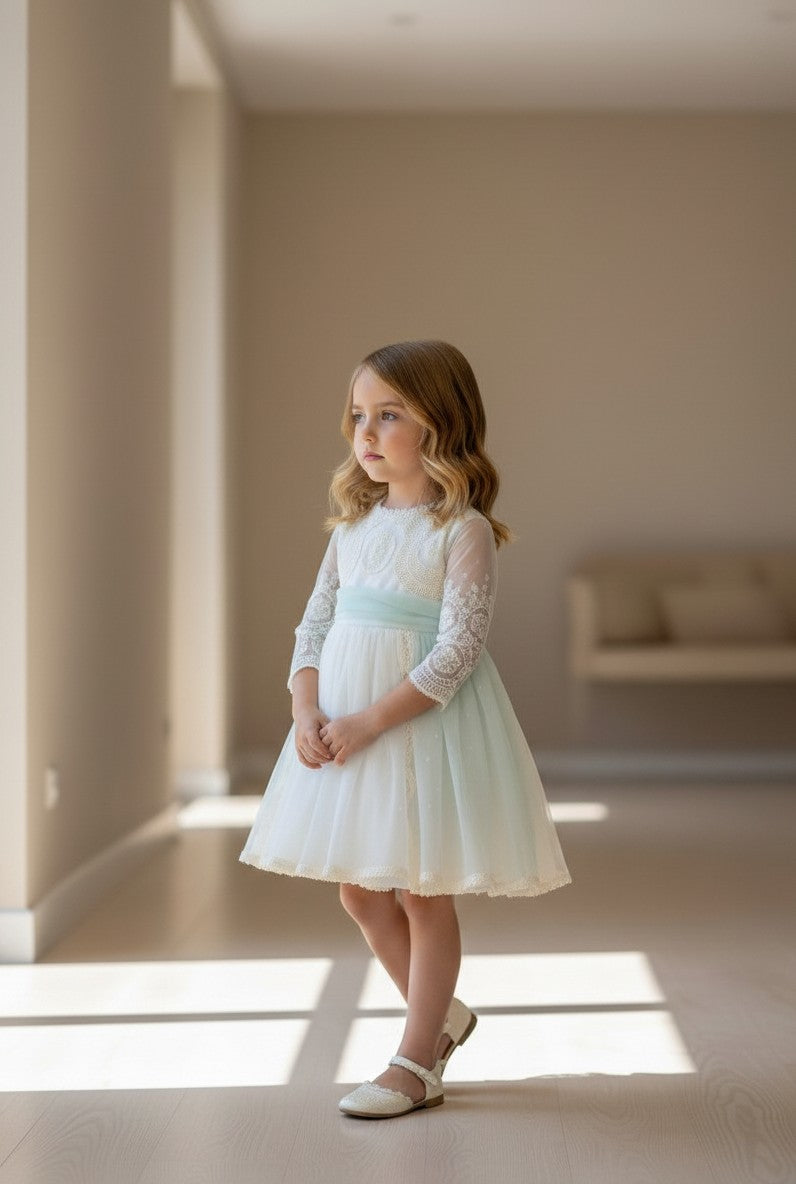 Vestido tul bordado beig manga francesa y falda tul verde claro