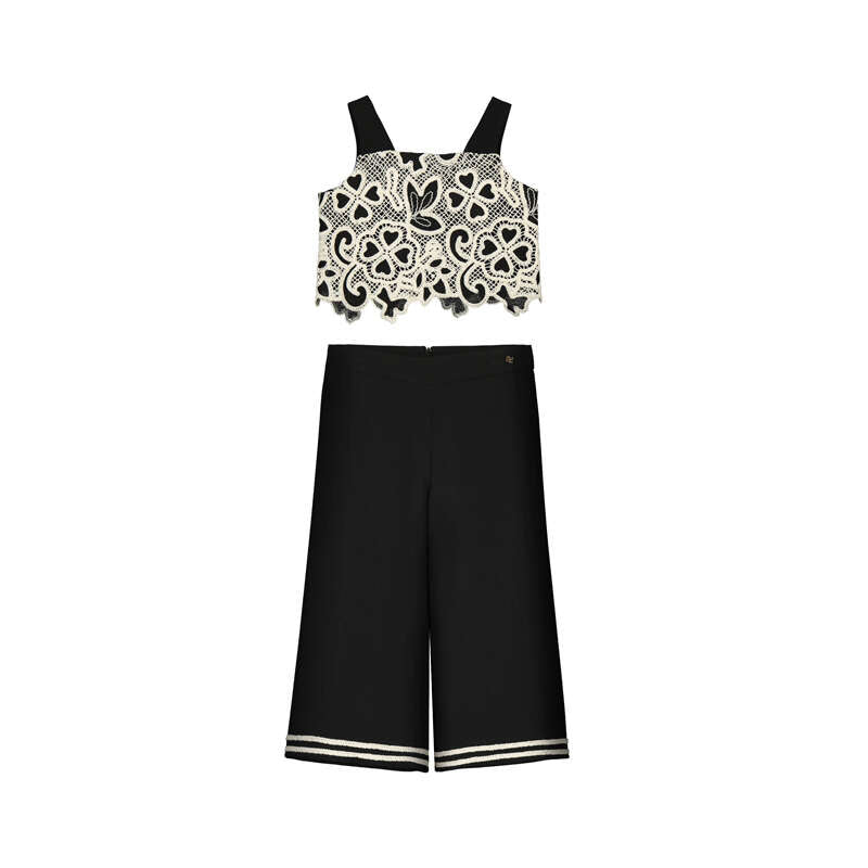 Conjunto top bordado beig y pantalon negro