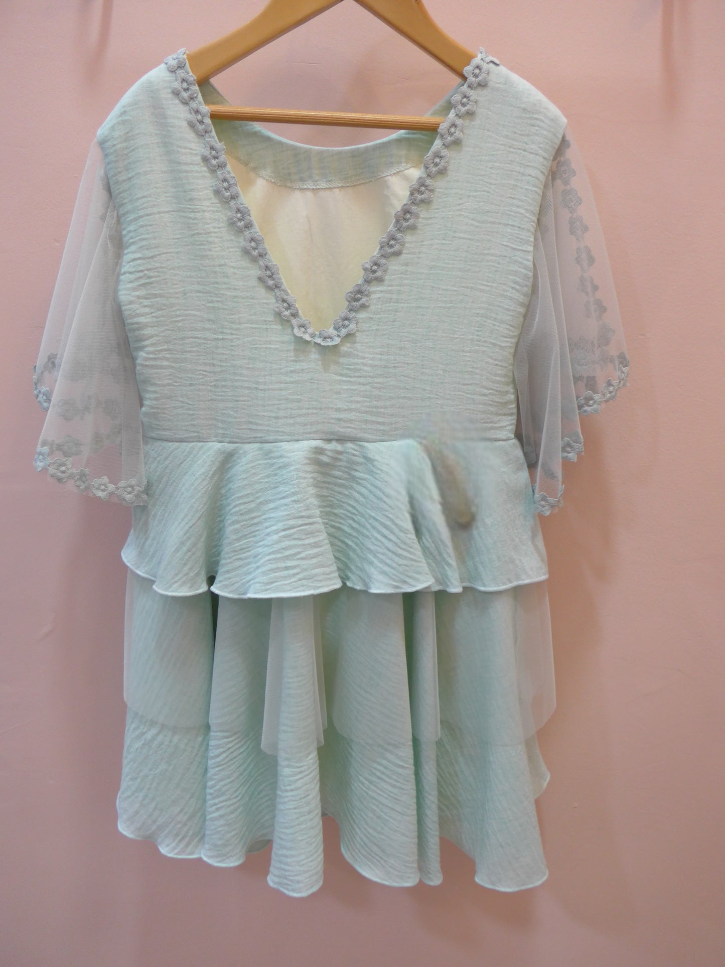 Vestido verde con volantes y mangas de tul transparentes