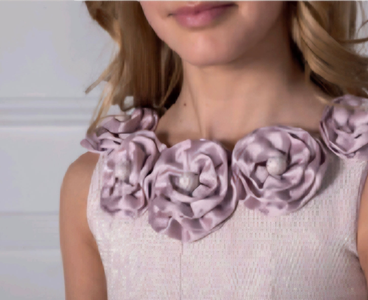 Vestido brocado rosa con 5 rosetones