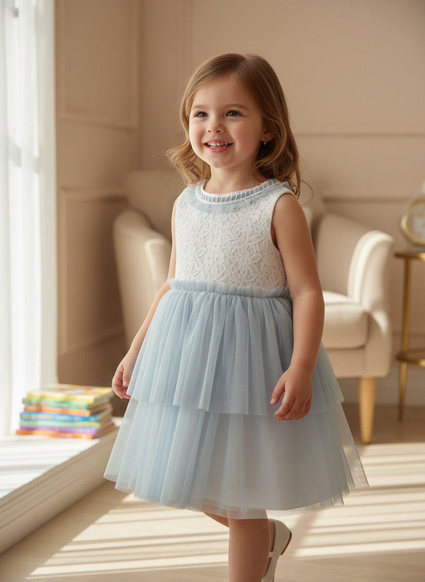Vestido blanco y tul azul sin mangas