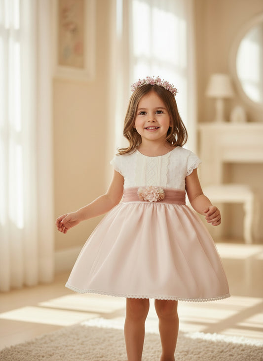 Vestido cuerpo plumeti y falda tul rosa empolvado con broche flores