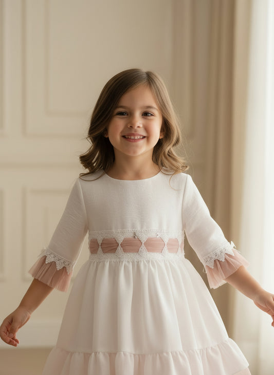 Vestido blanco manga francesa con volantes tul rosa