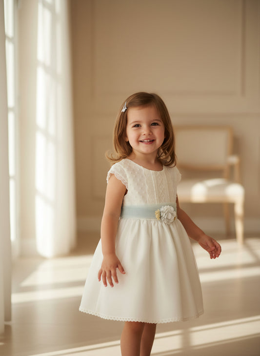 Vestido cuerpo plumeti y falda tul hielo con broche flores