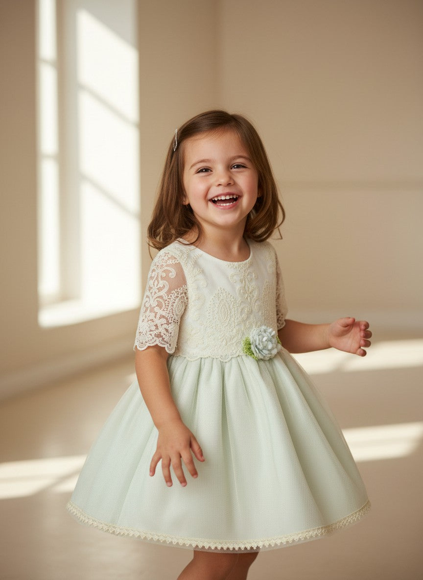 Vestido cuerpo tul bordado beig y falda verde clarito