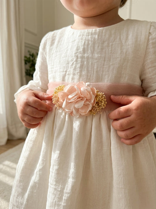 Vestido bambula blanco y fajin rosa