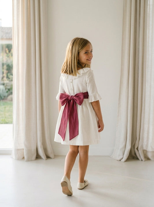 Vestido hilo blanco roto con volantes y fajín burdeos con flores