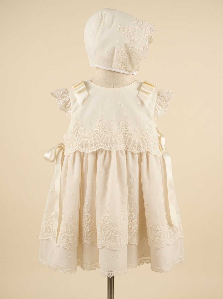 Vestido tul bordado beig con falda tul rosa y capota