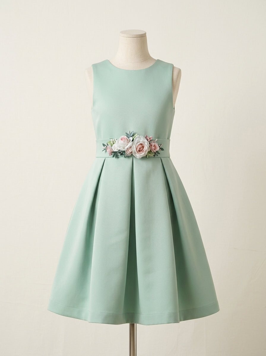 Vestido mikado verde con fajin de flores rosas