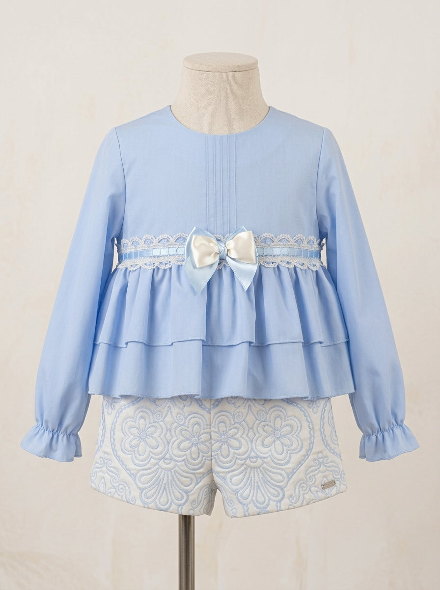 Conjunto blusa celeste y short corto brocado beig invierno