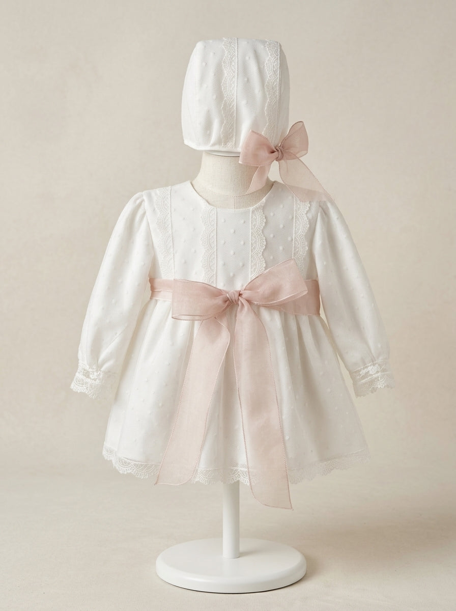 Jesusito tul plumeti blanco con fajín de organza rosa y capota