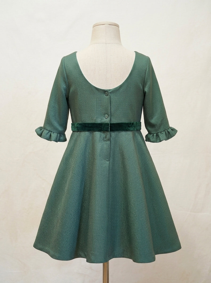 Vestido verde con fajin y lazo de terciopelo