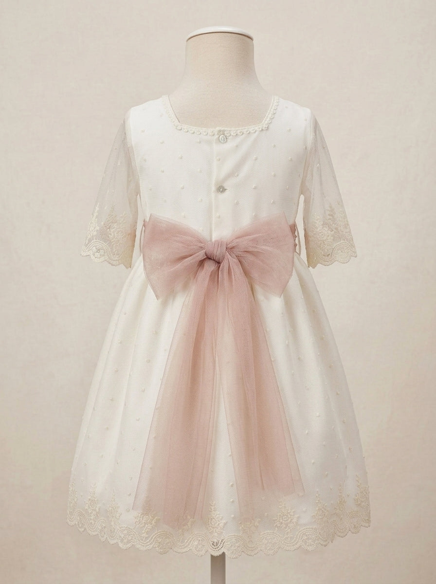 Vestido tul bordado manga francesa y fajin rosa