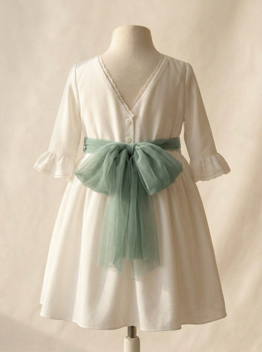 Vestido blanco con manga francesa y puntilla