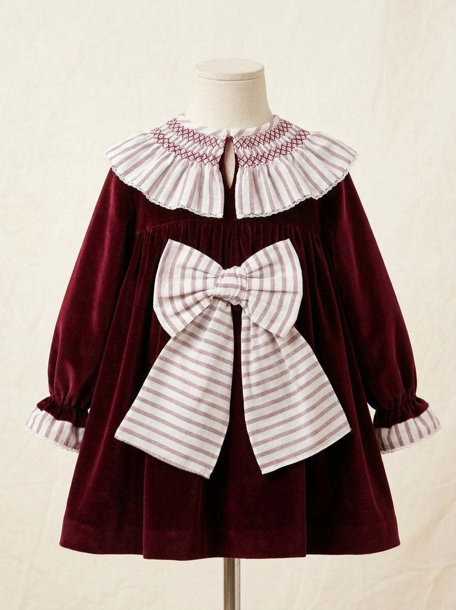 Vestido terciopelo granate con cuello fruncido de rayitas