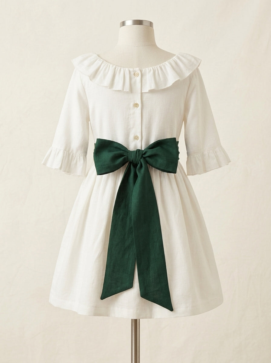Vestido hilo blanco roto con volantes y fajín verde botella con flores