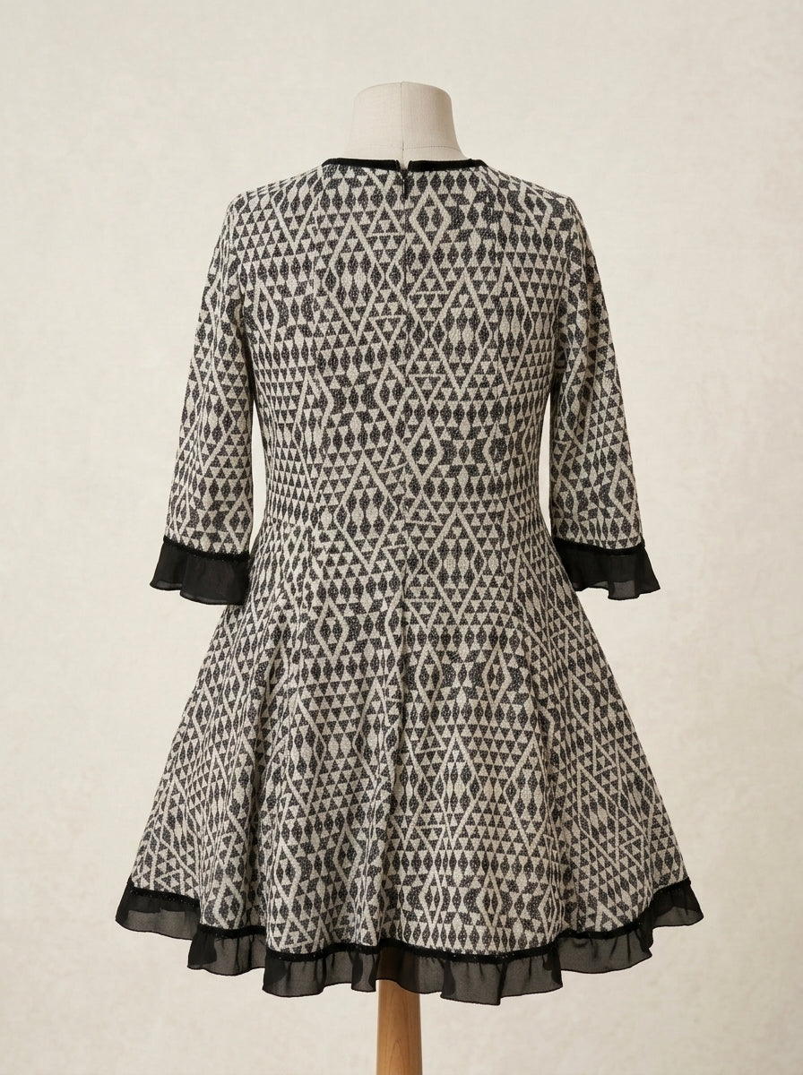 Vestido estampado geometrico negro con vuelo
