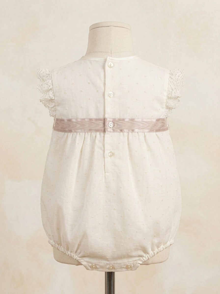 Pelele organza beige bordada cinta de raso tostada