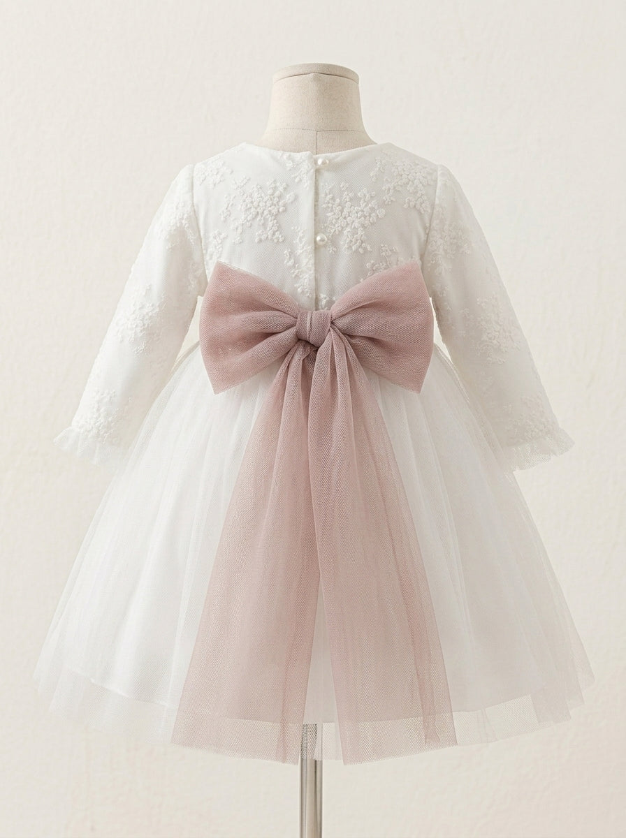 Vestido blanco roto con cuerpo tul bordado y fajin rosa
