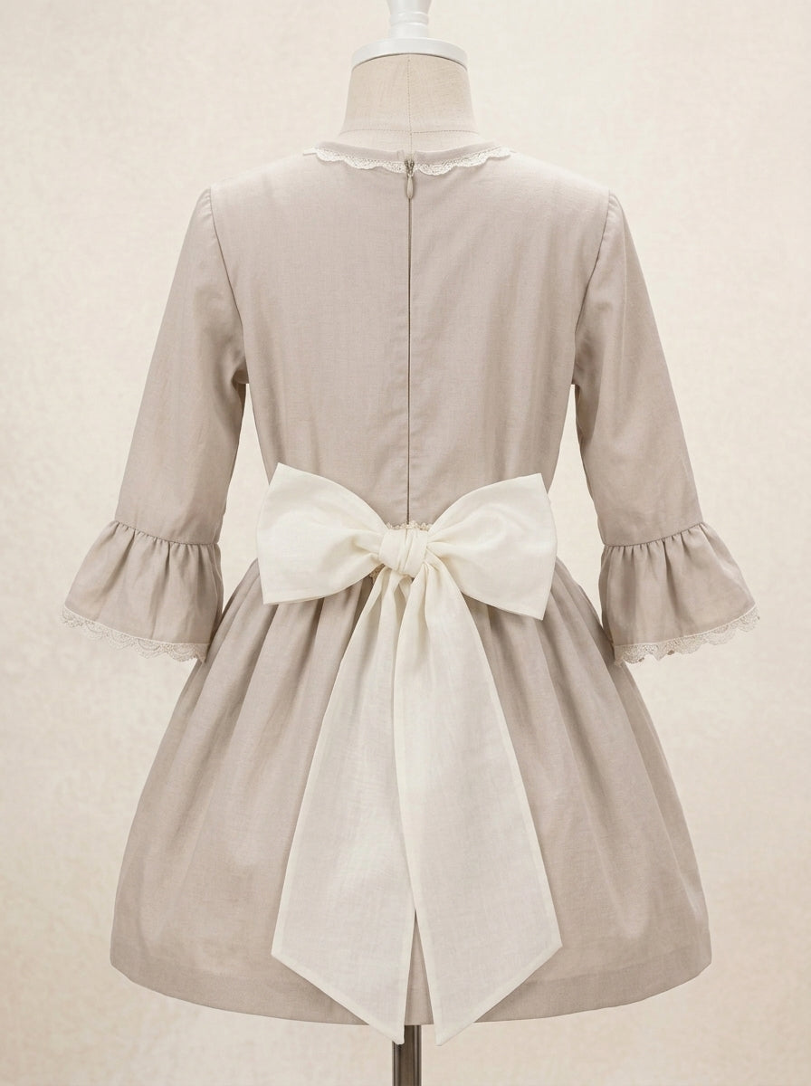 Vestido arena talle bajo con fajin beig con flores