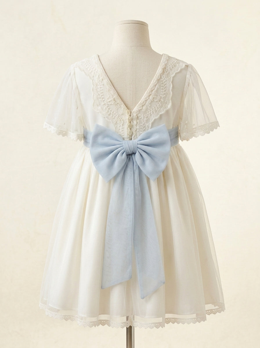 Vestido beig tul bordado y fajin azul