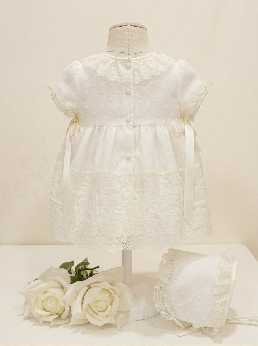 Vestido de plumeti de gasa beig manga corta con capota
