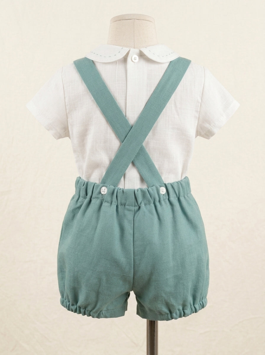 Peto verde con camisa blanca manga corta