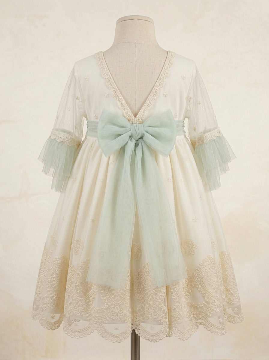 Vestido tul bordado beig con fajin verde y manga francesa