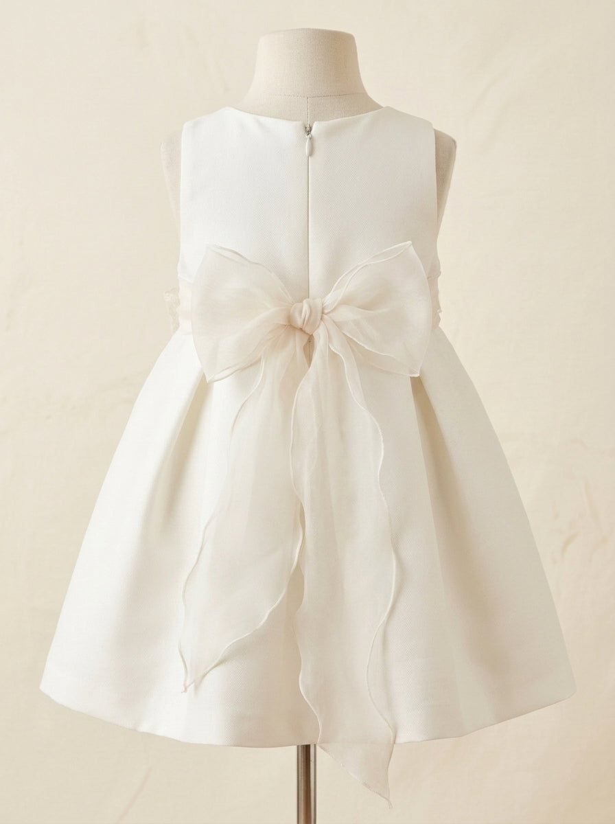 Vestido mikado blanco con fajin rosita con florecitas