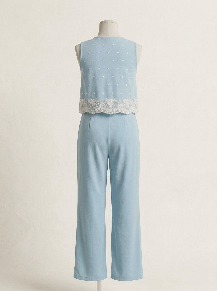 Mono verde empolvado y blusa bordada beig