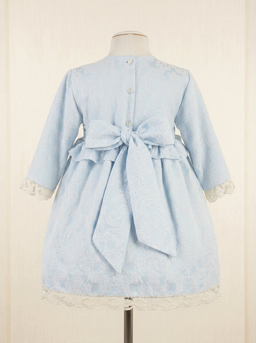 Vestido azul brocado con puntilla beig y gran lazada