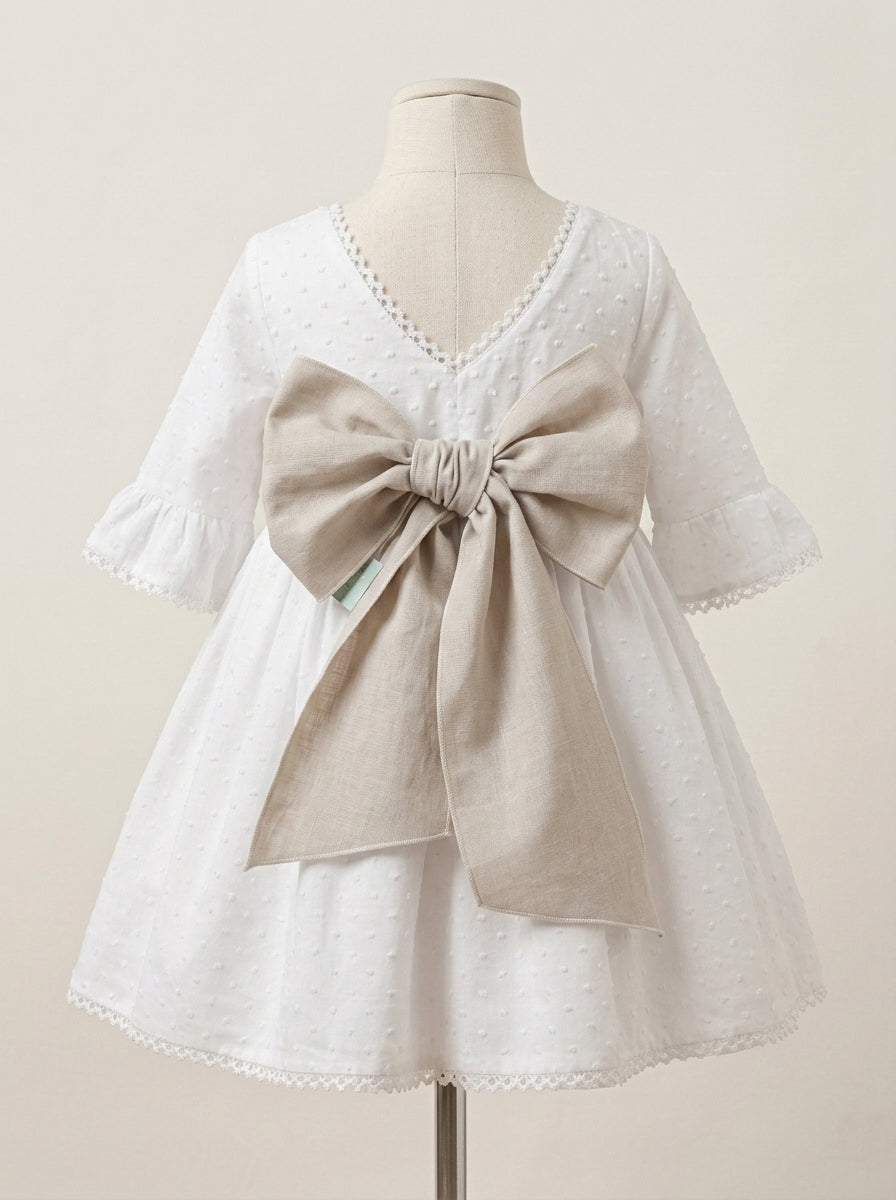 Vestido plumeti blanco y fajin lino camel